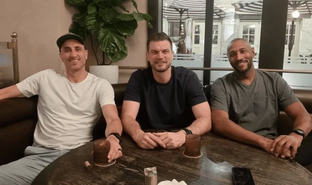 xcsports杏彩体育-吉诺比利晒出和斯普利特、迪奥合影：和老朋友们叙旧太棒了